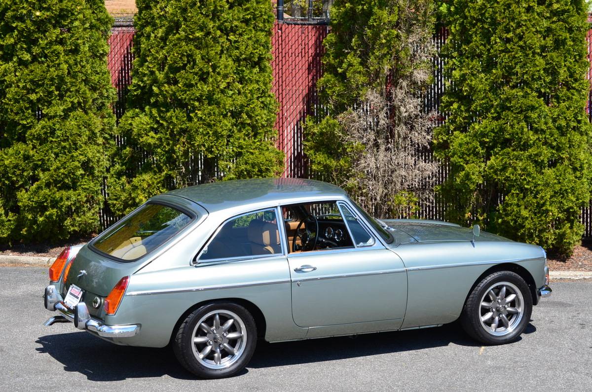 https://engineswapdepot.com/wp-content/uploads/2020/06/1971-MGB-GT-with-a-2.3-L-Duratec-Inline-Four-03.jpg