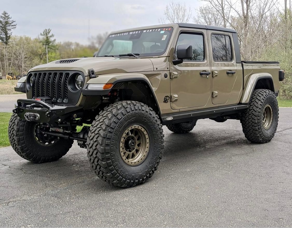 Jeep Gladiator Rubicon with a supercharged Hellephant V8 01 Engine